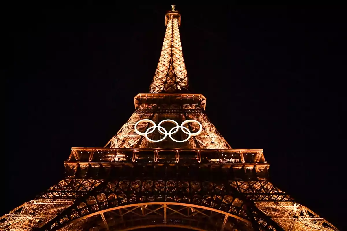 La torre Eifeel iluminada con unos aros olímpicos