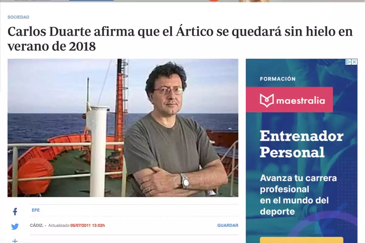 Un hombre de pie con los brazos cruzados en la cubierta de un barco con el océano de fondo. Un hombre de pie con los brazos cruzados en la cubierta de un barco con el océano de fondo.
