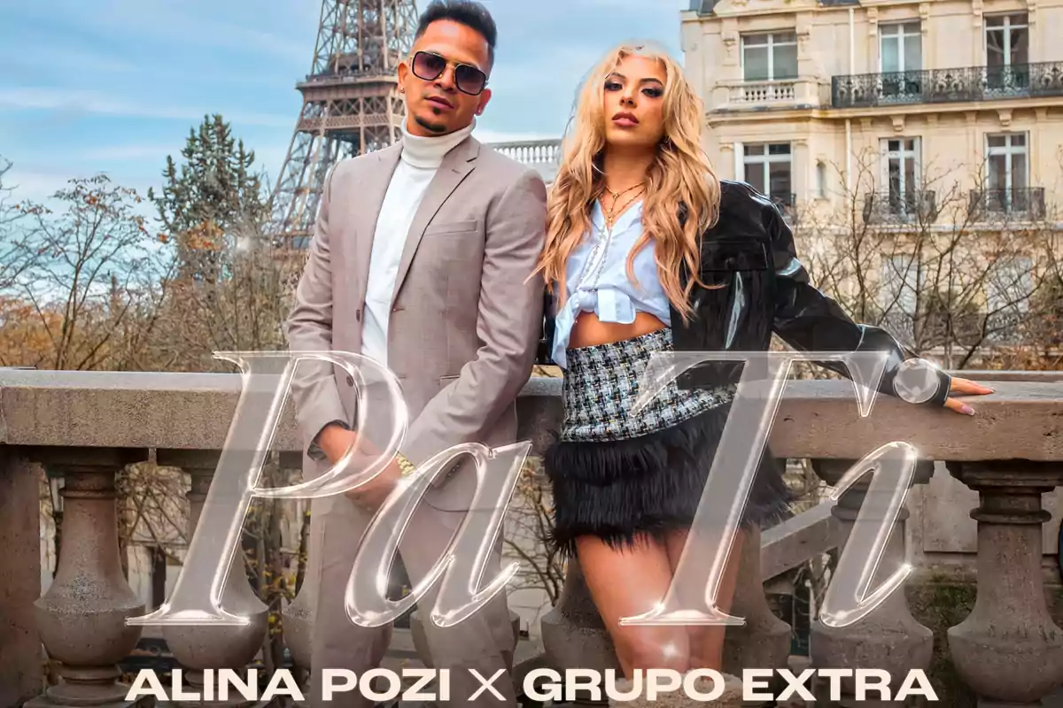 Two people pose in front of the Eiffel Tower with the text "Pa Ti" and the names "Alina Pozi x Grupo Extra" at the bottom.