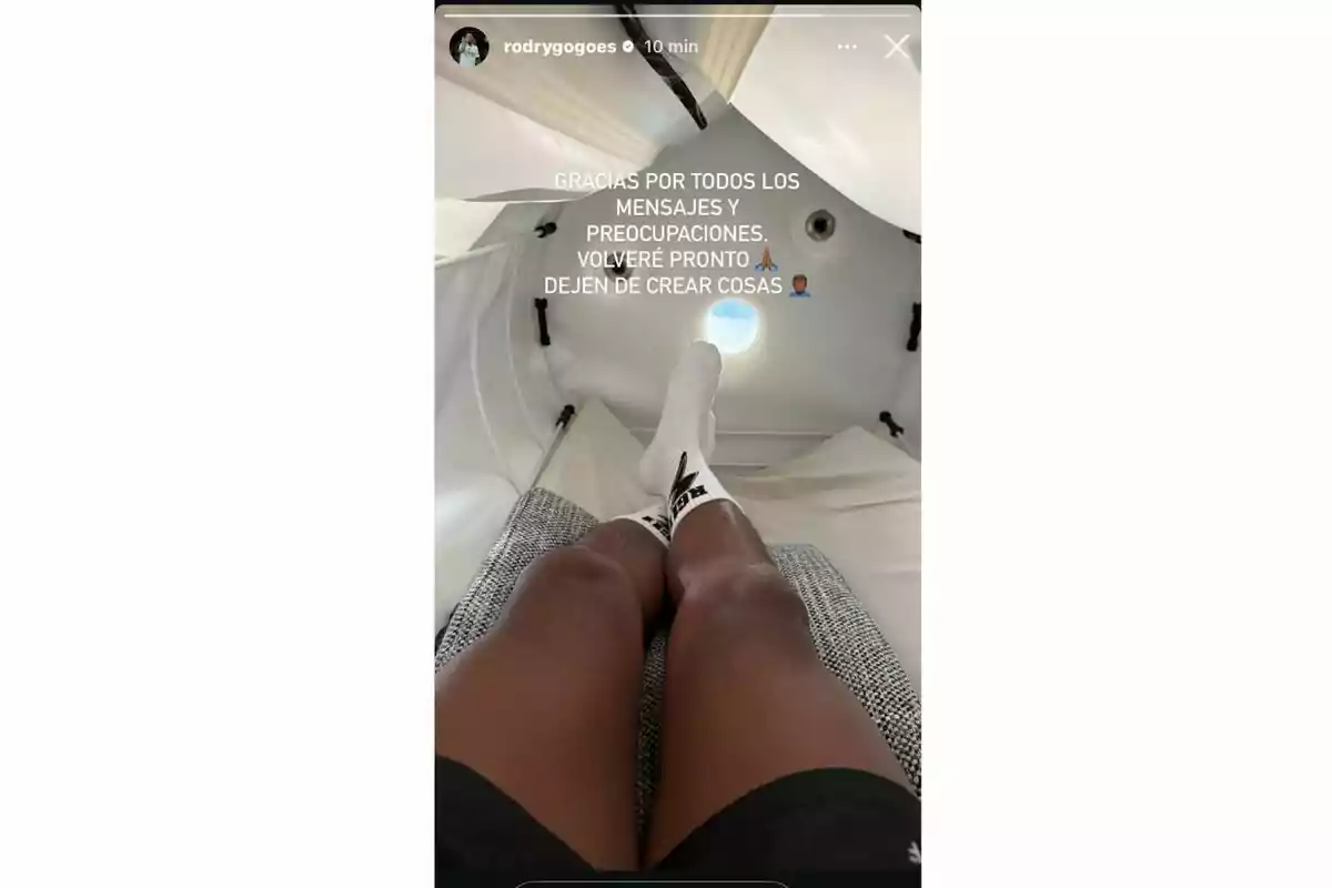 Una persona está recostada en el interior de una cápsula, con las piernas estiradas y usando calcetines blancos. Hay un mensaje de agradecimiento en la parte superior de la imagen. Una persona está recostada en el interior de una cápsula, con las piernas estiradas y usando calcetines blancos. Hay un mensaje de agradecimiento en la parte superior de la imagen.