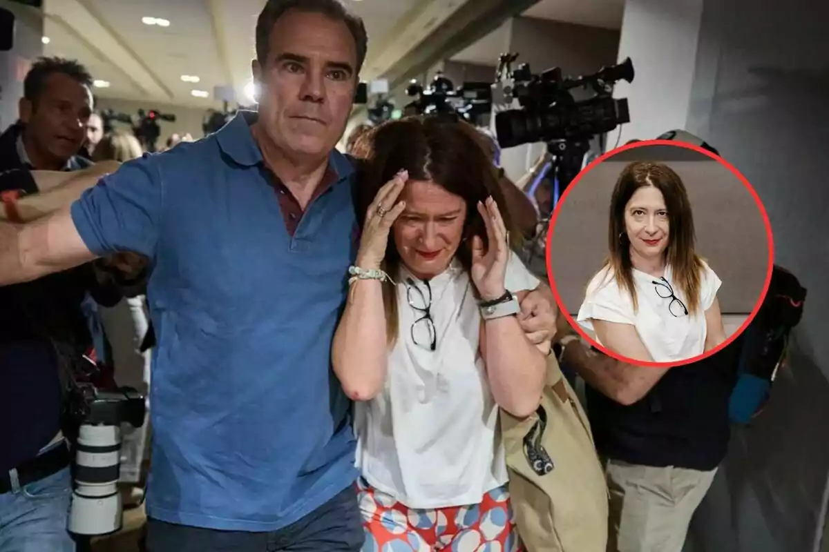 Un hombre acompaña a una mujer visiblemente afectada mientras caminan entre periodistas y cámaras, con un recuadro que muestra el retrato de la misma mujer en actitud seria.