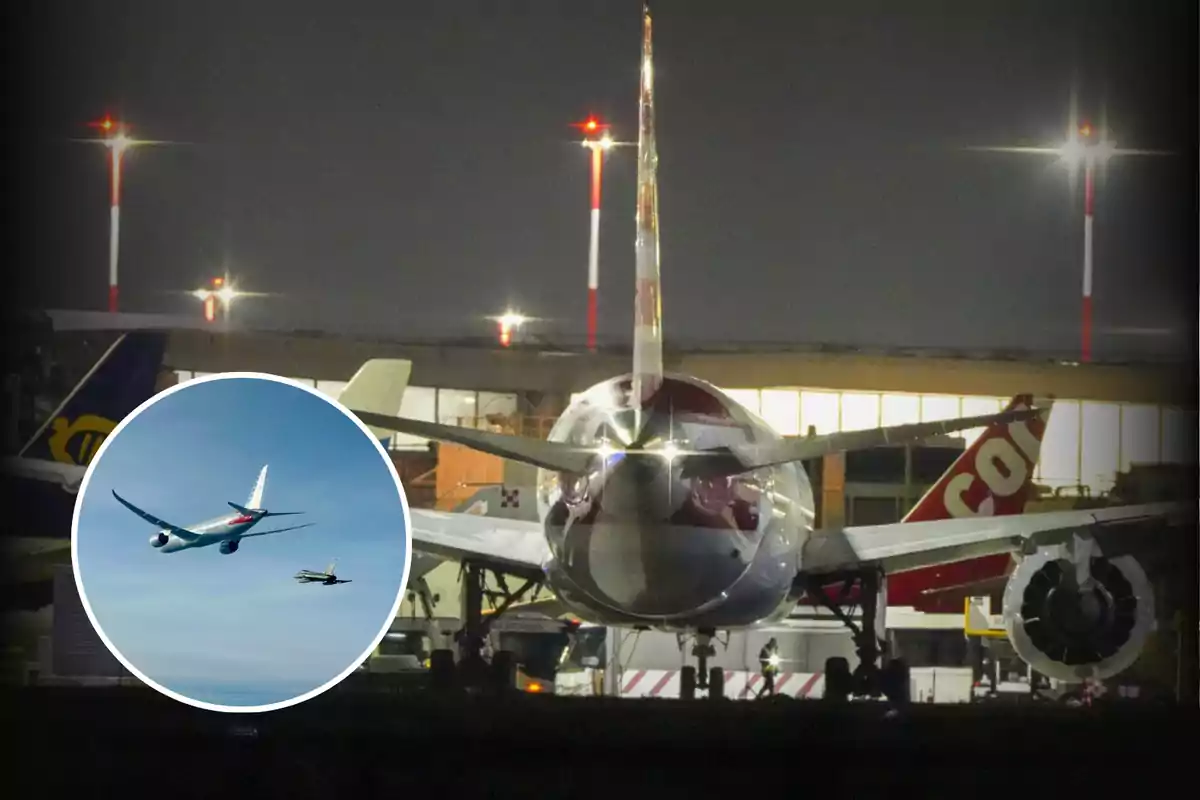 Un avión estacionado en un aeropuerto por la noche con luces de pista encendidas y una imagen circular superpuesta mostrando dos aviones en vuelo.