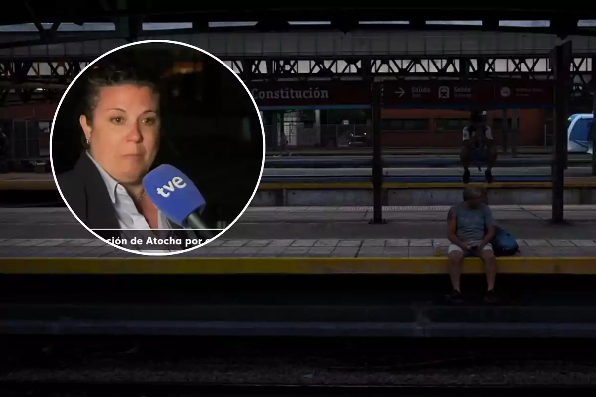 Una persona siendo entrevistada en un andén de tren con un micrófono de TVE mientras otra persona está sentada en el andén.