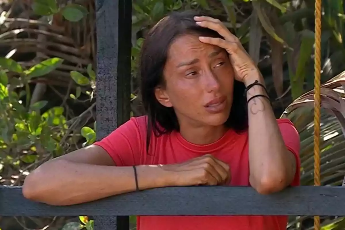 Captura de Aurah Ruiz rota, llorando, en Supervivientes