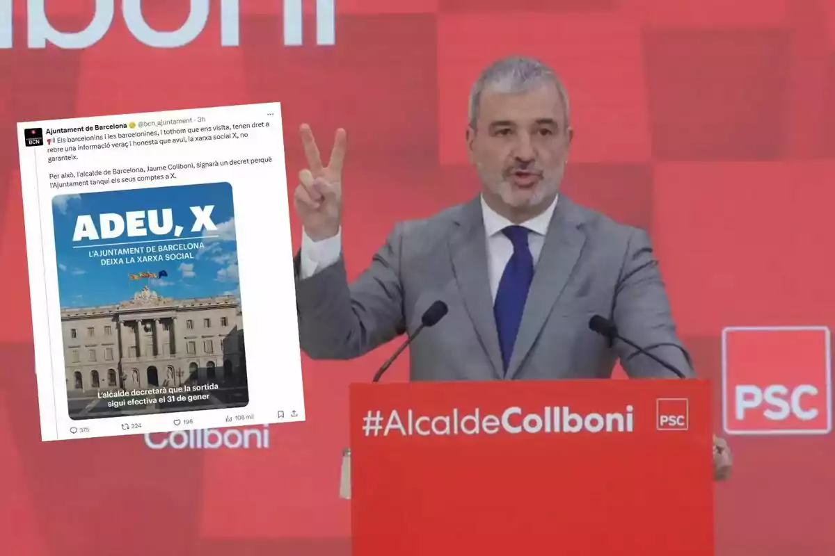 Un hombre en traje gris hace un gesto de paz con la mano mientras está de pie frente a un atril rojo con el texto "#AlcaldeCollboni" y "PSC", junto a una imagen de un tuit del Ayuntamiento de Barcelona anunciando su salida de una red social.