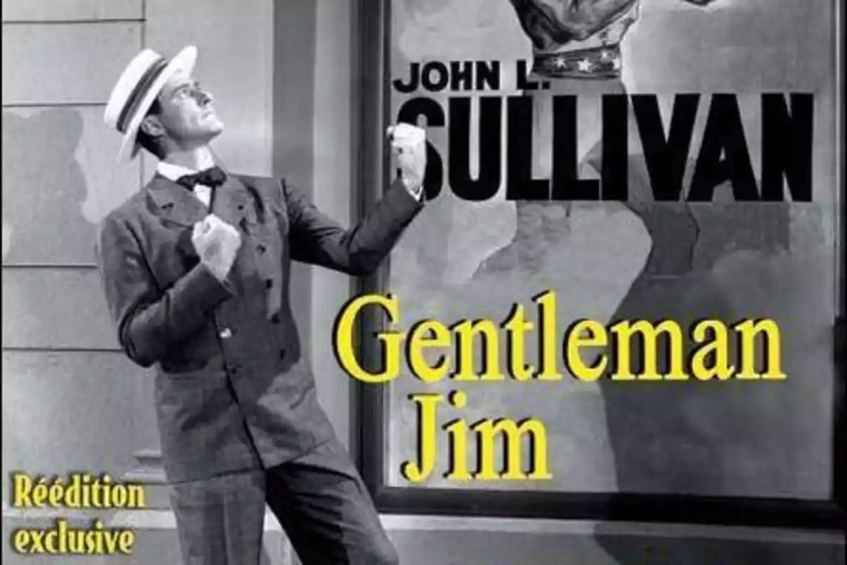 Un hombre con sombrero y traje posando frente a un cartel que dice "John L. Sullivan" y "Gentleman Jim".