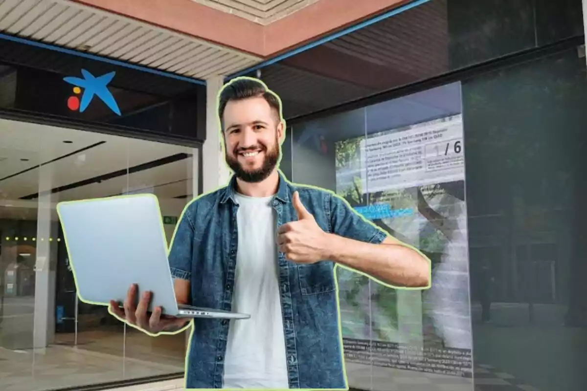 Un hombre sonriente con barba sostiene una computadora portátil y hace un gesto de aprobación con el pulgar hacia arriba, frente a un edificio con el logotipo de una entidad financiera. Un hombre sonriente con barba sostiene una computadora portátil y hace un gesto de aprobación con el pulgar hacia arriba, frente a un edificio con el logotipo de una entidad financiera.