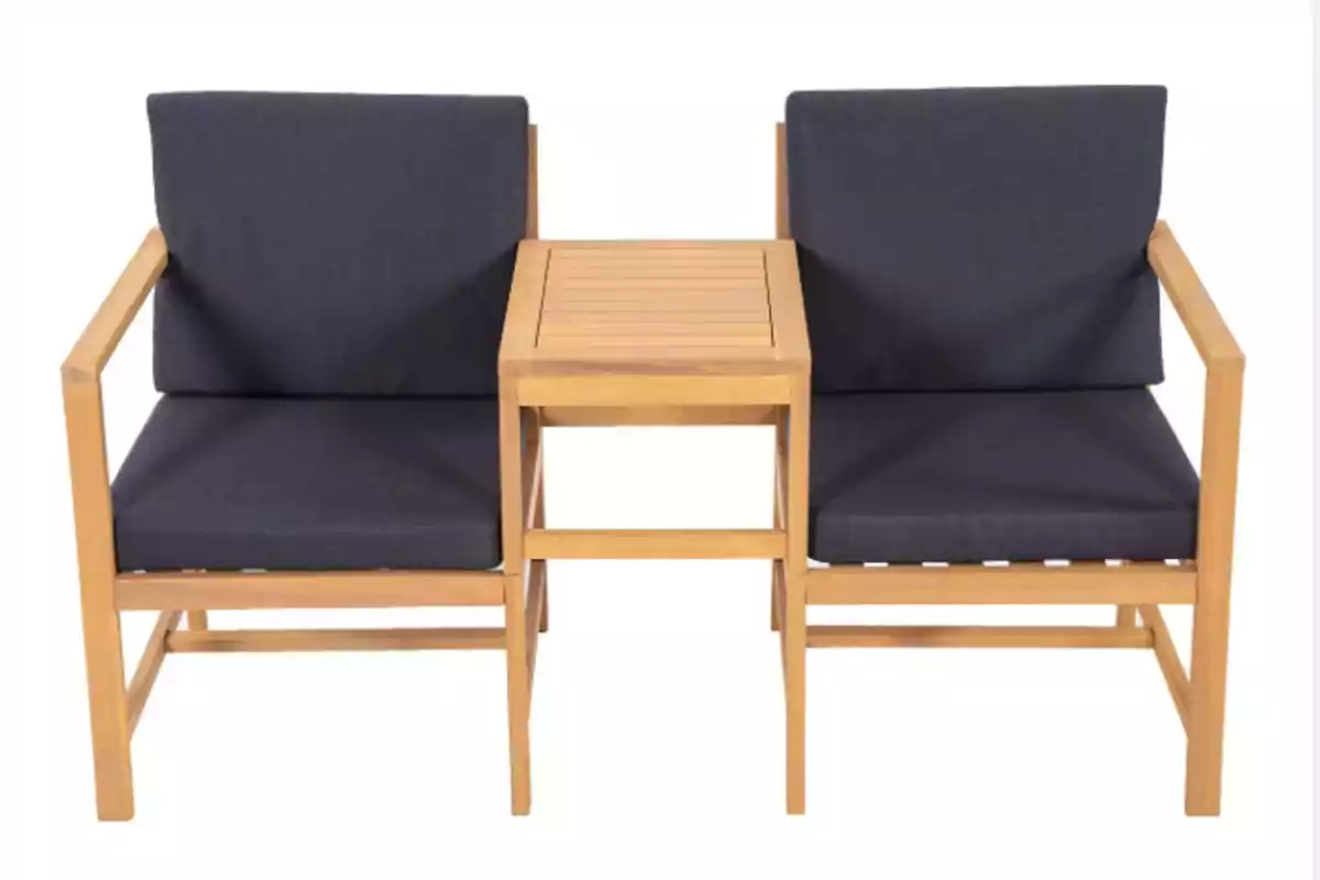 Dos sillas de madera con cojines oscuros unidas por una mesa central del mismo material. Dos sillas de madera con cojines oscuros unidas por una mesa central del mismo material.