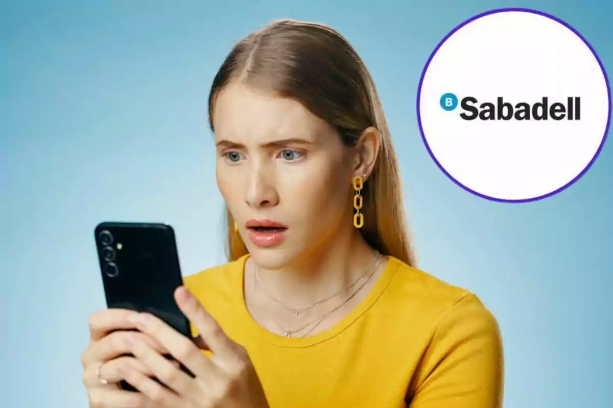 Mujer sorprendida mirando su teléfono móvil con el logo de Sabadell en el fondo.