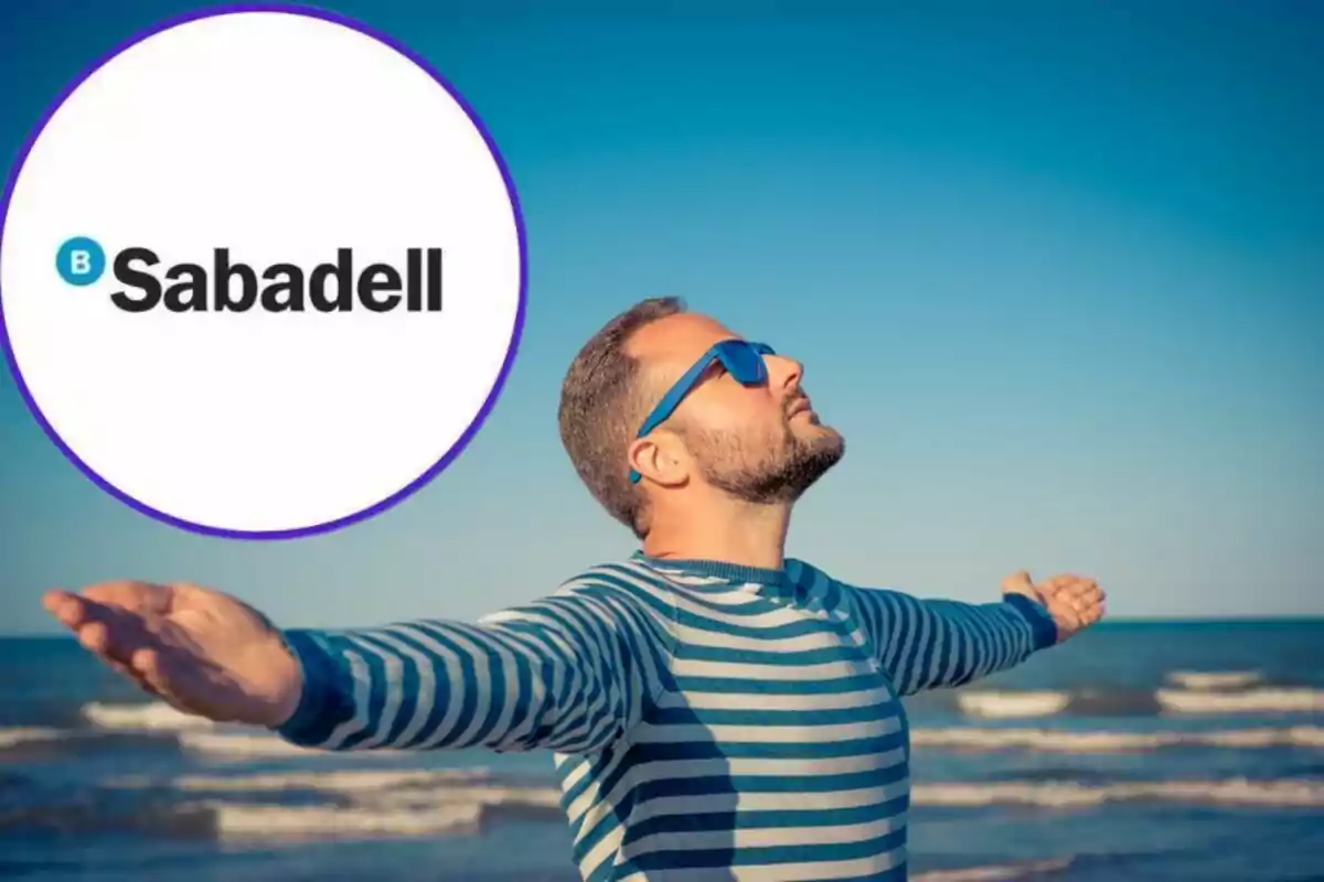 Hombre con gafas de sol y camiseta de rayas disfrutando en la playa con el logo de Sabadell en la esquina superior izquierda. Hombre con gafas de sol y camiseta de rayas disfrutando en la playa con el logo de Sabadell en la esquina superior izquierda.