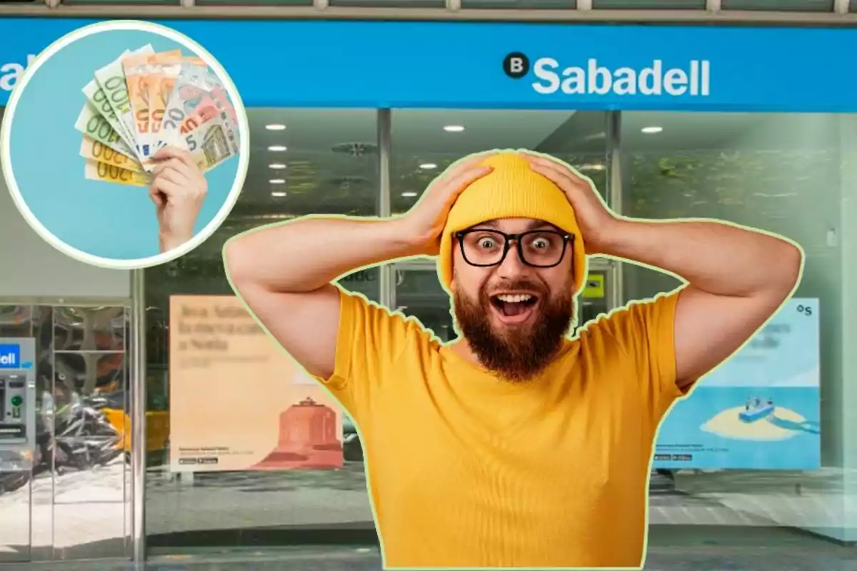 Un hombre con gorro y camiseta amarillos, con una expresión de sorpresa, está frente a una sucursal del banco Sabadell; en la esquina superior izquierda de la imagen, hay un círculo que muestra una mano sosteniendo varios billetes de euro. Un hombre con gorro y camiseta amarillos, con una expresión de sorpresa, está frente a una sucursal del banco Sabadell; en la esquina superior izquierda de la imagen, hay un círculo que muestra una mano sosteniendo varios billetes de euro.