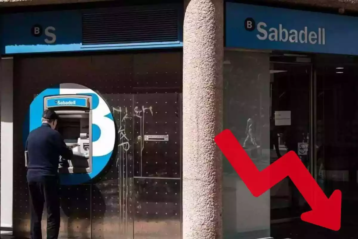Imagen de fondo de un cajero del Banco Sabadell y otra de una flecha señalando abajo y en color rojo