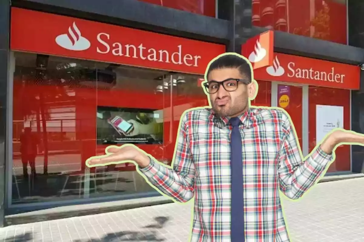 Un hombre con camisa de cuadros y corbata, haciendo un gesto de confusión frente a una sucursal del banco Santander.