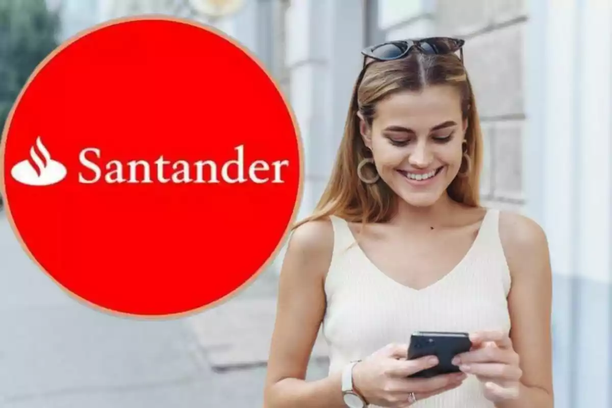 Una mujer sonriente usando su teléfono móvil con el logotipo de Santander en un círculo rojo a la izquierda.