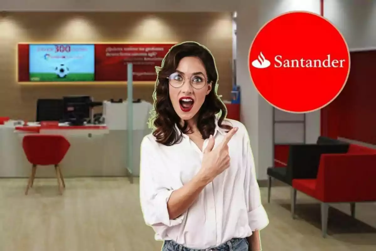 Una mujer con gafas y expresión sorprendida señala el logotipo de Santander en el interior de una oficina bancaria.