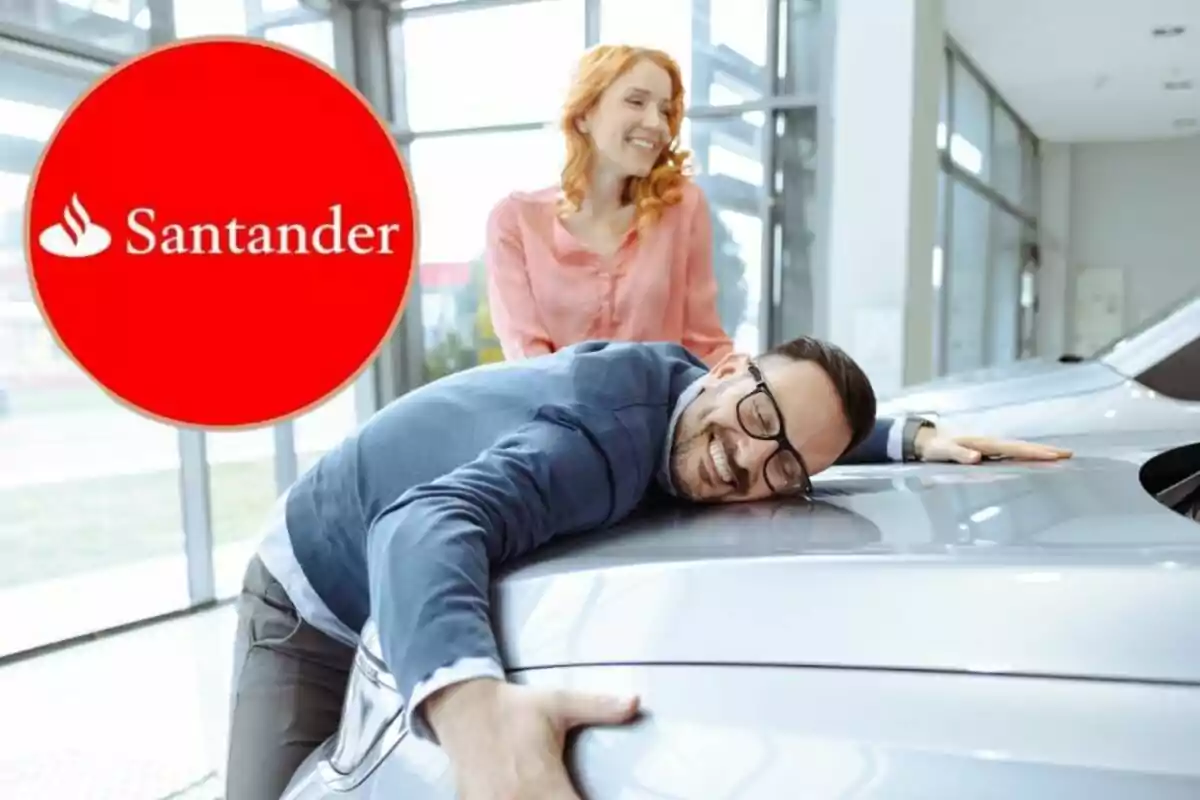 Una pareja sonriente en una concesionaria de autos, con el logotipo de Santander en la esquina izquierda. Una pareja sonriente en una concesionaria de autos, con el logotipo de Santander en la esquina izquierda.