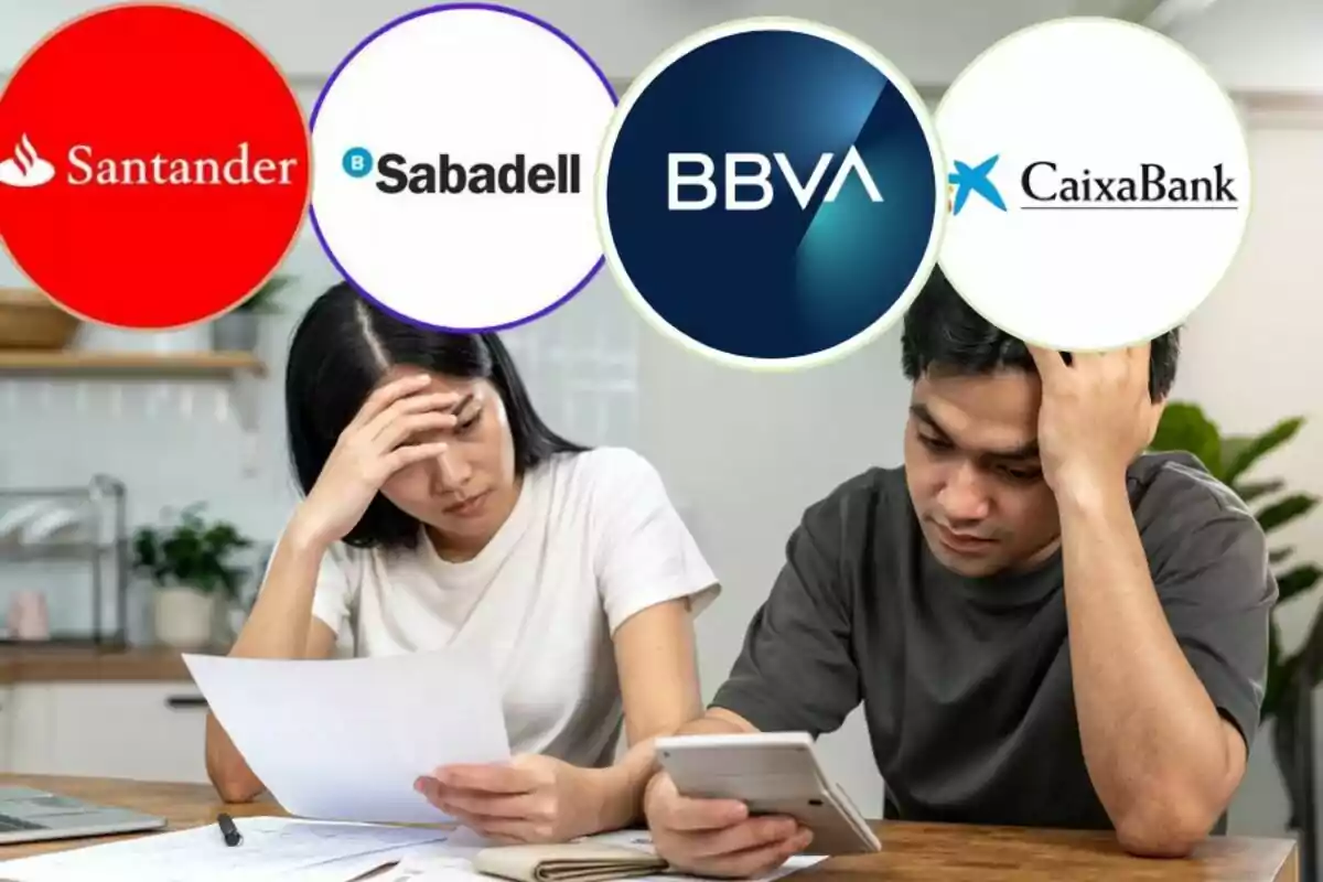 Una pareja preocupada revisando documentos financieros con logotipos de bancos como Santander, Sabadell, BBVA y CaixaBank en la parte superior.