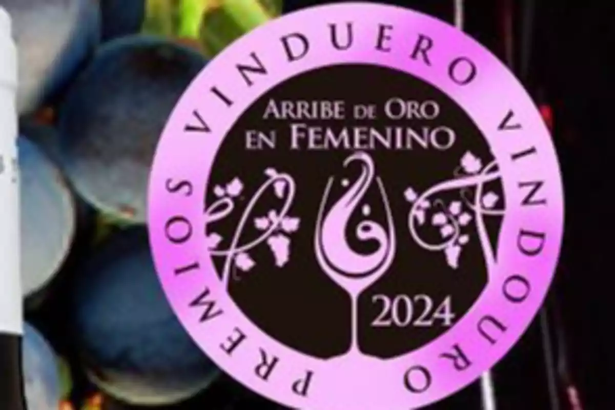 Etiqueta circular de los Premios Vinduero con el texto "Arribe de Oro en Femenino 2024" sobre un fondo de uvas.