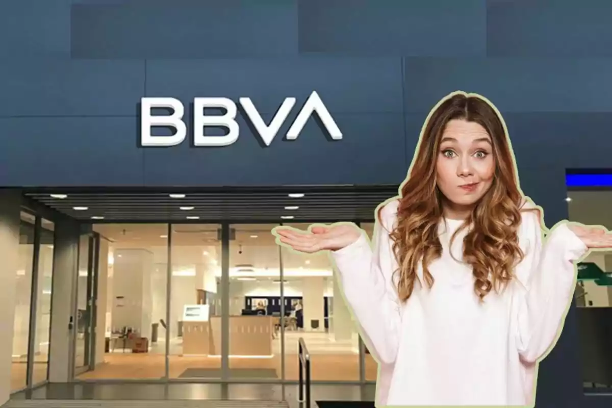 Una mujer con expresión de confusión frente a una sucursal del banco BBVA.