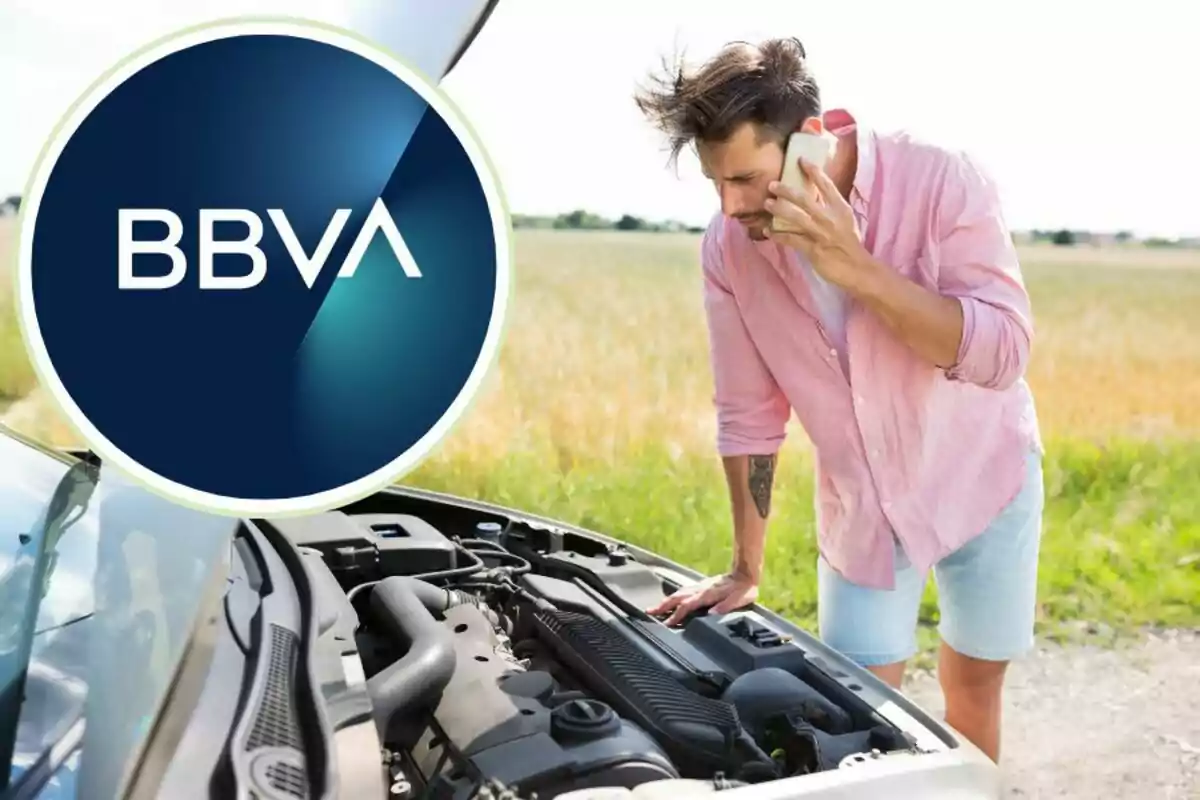 Un hombre hablando por teléfono mientras revisa el motor de su coche averiado en un campo, con el logotipo de BBVA superpuesto en la imagen. Un hombre hablando por teléfono mientras revisa el motor de su coche averiado en un campo, con el logotipo de BBVA superpuesto en la imagen.