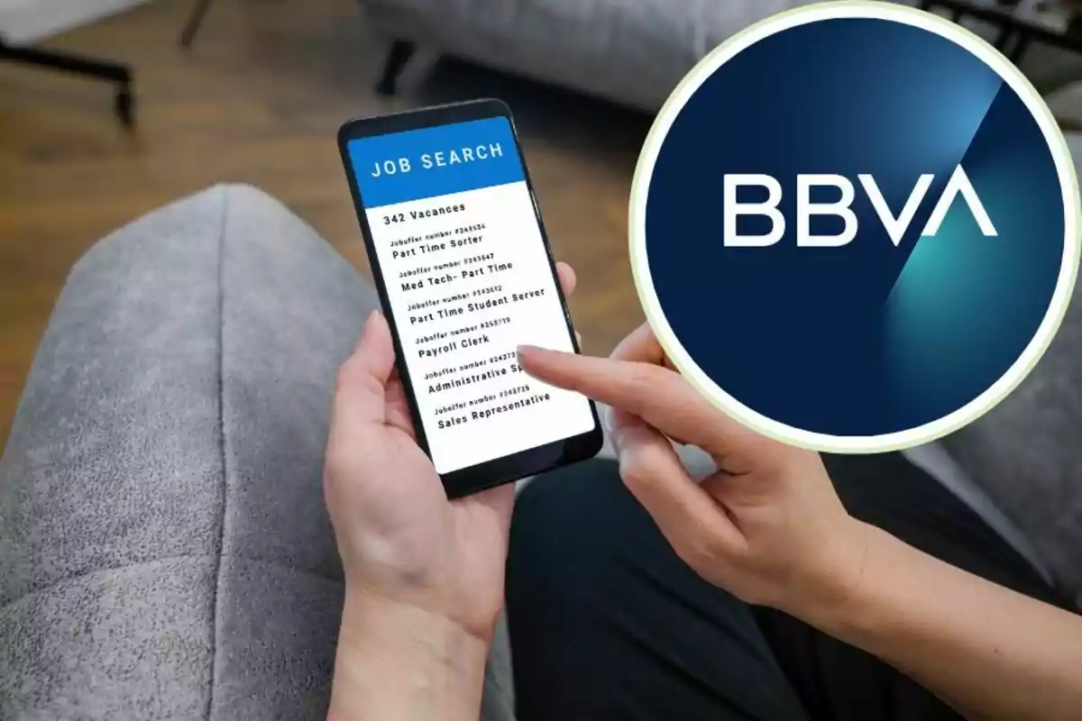 Persona usando un teléfono móvil para buscar empleos con el logotipo de BBVA en la esquina. Persona usando un teléfono móvil para buscar empleos con el logotipo de BBVA en la esquina.