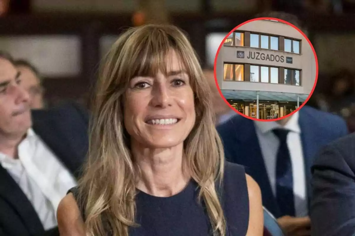 Una mujer sonriente en un evento con un recuadro que muestra un edificio de juzgados.