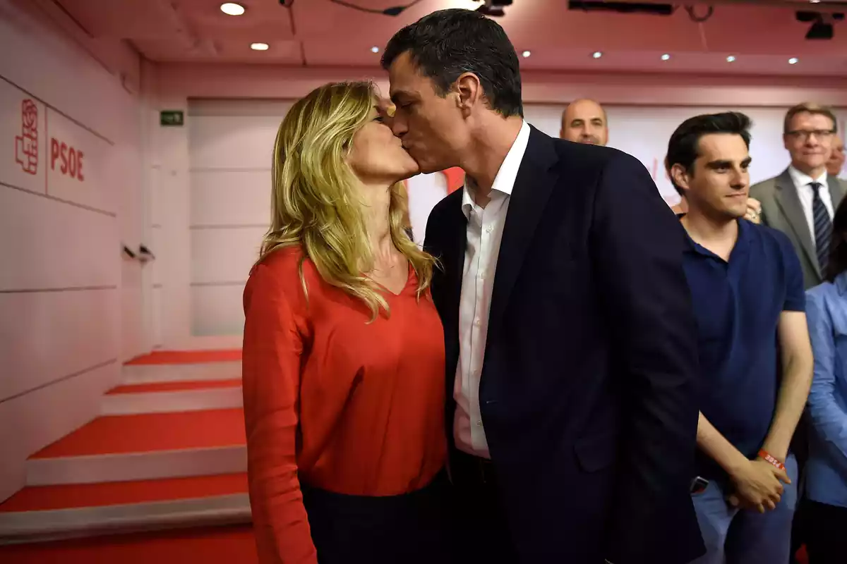 Begoña Gómez y Pedro Sánchez besándose