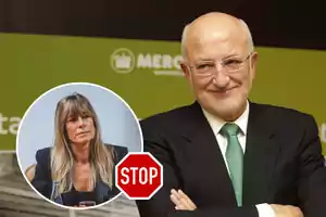 Un hombre mayor con traje y corbata verde sonríe frente a un fondo verde con un logotipo, mientras que en un círculo superpuesto aparece una mujer rubia con expresión seria y un símbolo de stop.