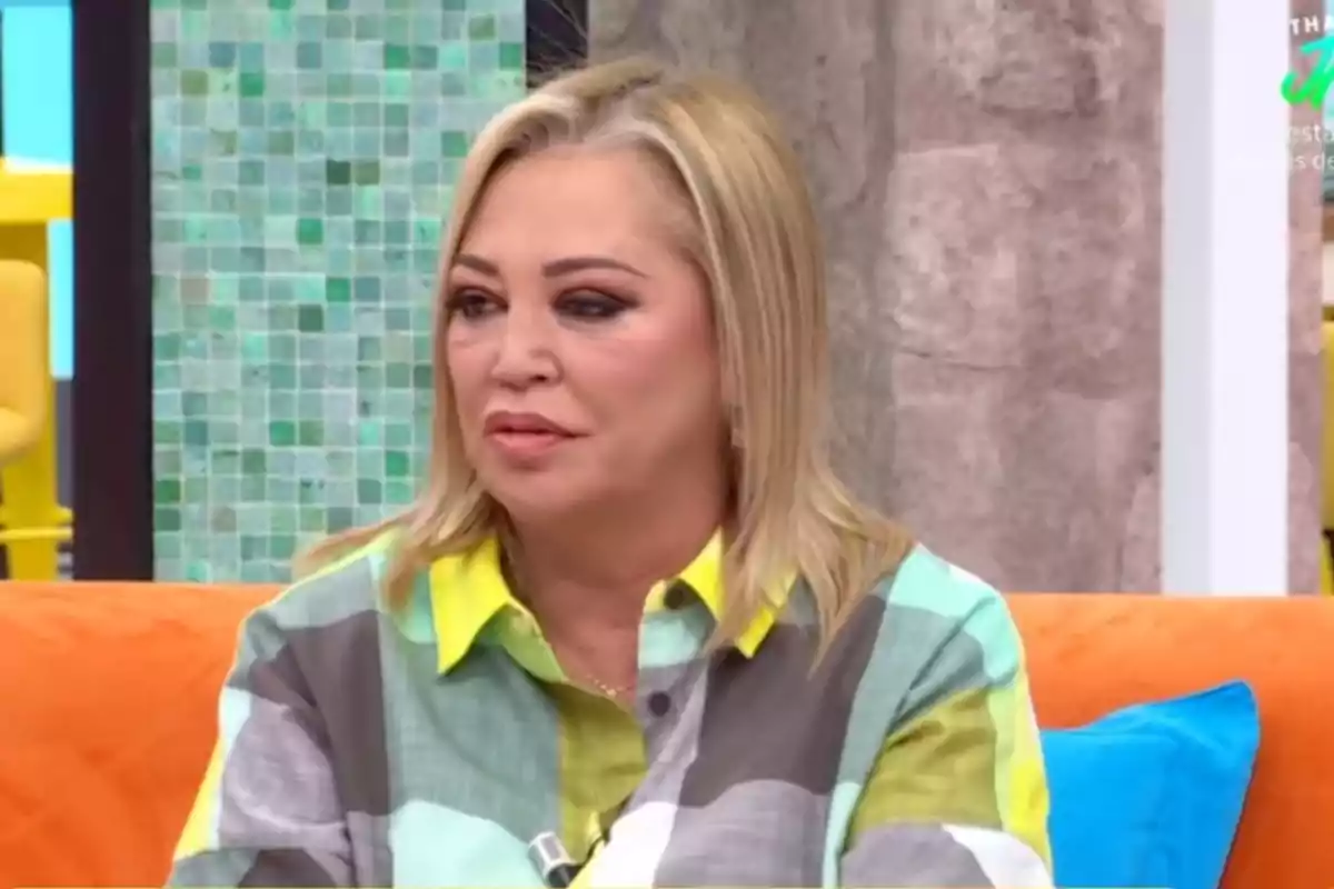 Belén Esteban, con camisa de colores, sentada en un sofá naranja en el programa 'La familia de la tele' Belén Esteban, con camisa de colores, sentada en un sofá naranja en el programa 'La familia de la tele'
