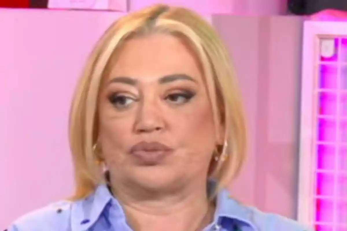 Belén Esteban con cabello rubio y expresión seria en un entorno iluminado en 'Ni que fuéramos shhh'. Belén Esteban con cabello rubio y expresión seria en un entorno iluminado en 'Ni que fuéramos shhh'.