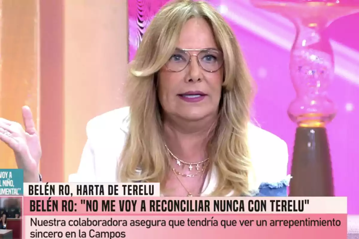 Belén Rodríguez hablando en un programa de televisión con fondo rosa y rótulos sobre una discusión con Terelu Belén Rodríguez hablando en un programa de televisión con fondo rosa y rótulos sobre una discusión con Terelu