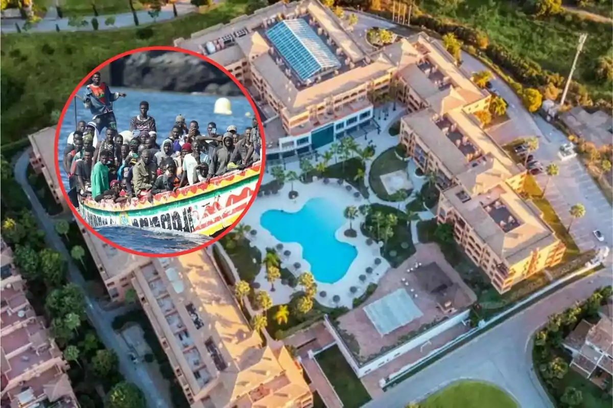 Una imagen aérea de un complejo de edificios con una piscina en el centro y un círculo rojo que destaca un grupo de personas en un bote en el agua.