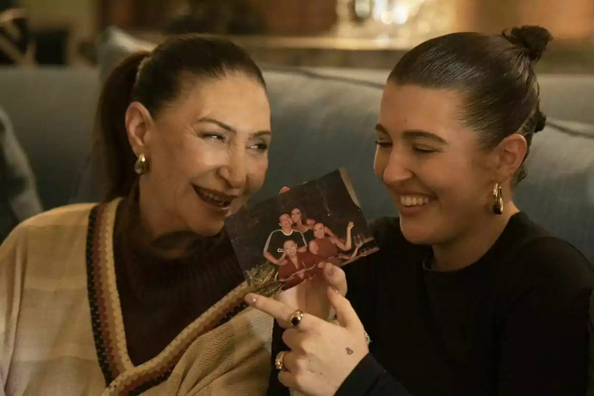 Alba Díaz y Victoria Martín sonríen mientras miran una foto antigua que sostienen en sus manos en el docureality de 'Las Berrocal'. Alba Díaz y Victoria Martín sonríen mientras miran una foto antigua que sostienen en sus manos en el docureality de 'Las Berrocal'.