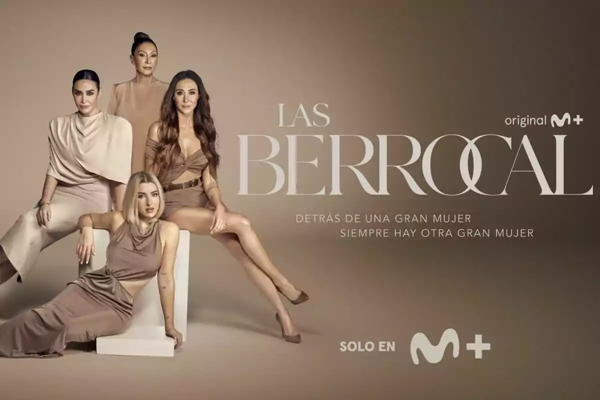 Vicky Martín Berrocal, su hermana Rocío, su hija Alba y su madre Victoria posan elegantemente en un fondo beige, con el texto Vicky Martín Berrocal, su hermana Rocío, su hija Alba y su madre Victoria posan elegantemente en un fondo beige, con el texto