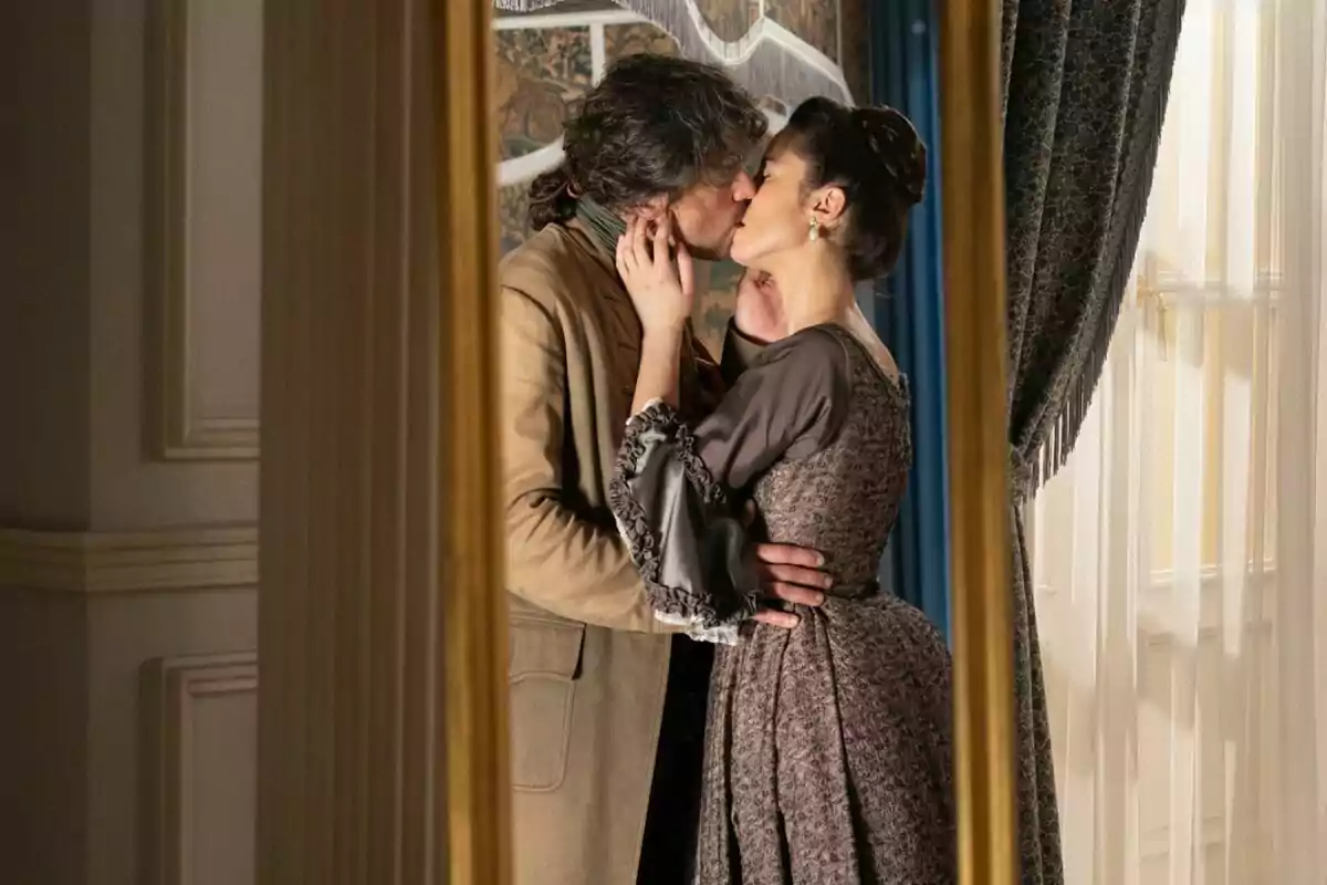 Toni Salgado y Miren Arrieta dándose en beso durante una escena de la serie 'Valle Salvaje'. Toni Salgado y Miren Arrieta dándose en beso durante una escena de la serie 'Valle Salvaje'.