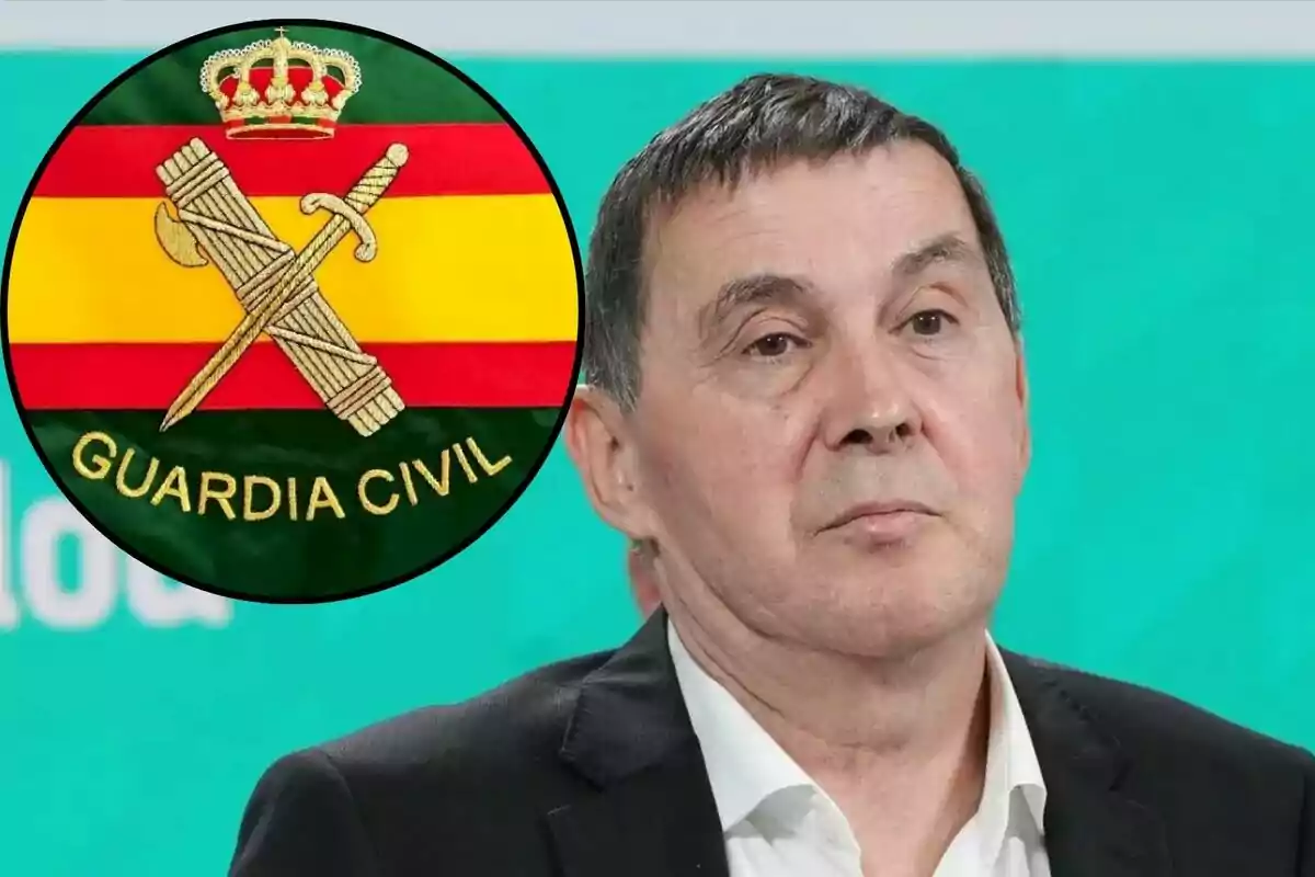 Un hombre con traje oscuro y camisa blanca aparece junto a un emblema de la Guardia Civil sobre un fondo verde.