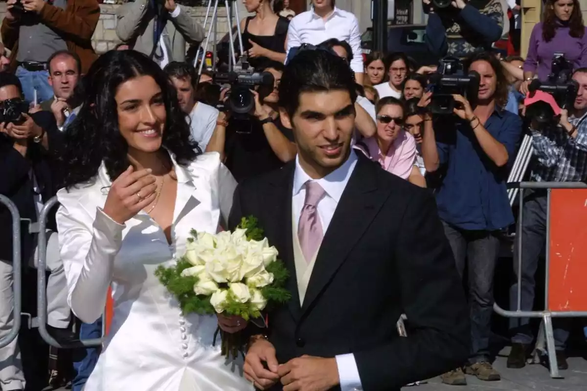 Foto de Cayetano Rivera y Blanca Romero el día de su boda vestidos de novios en la calle rodeados de gente y prensa, felices por el enlace Foto de Cayetano Rivera y Blanca Romero el día de su boda vestidos de novios en la calle rodeados de gente y prensa, felices por el enlace