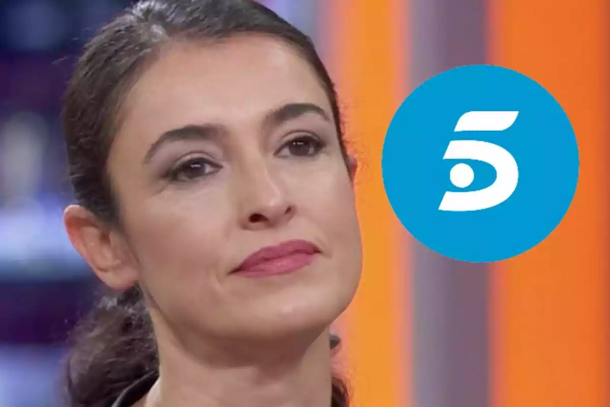 Blanca Romero con expresión seria junto al logo del canal de televisión Telecinco.