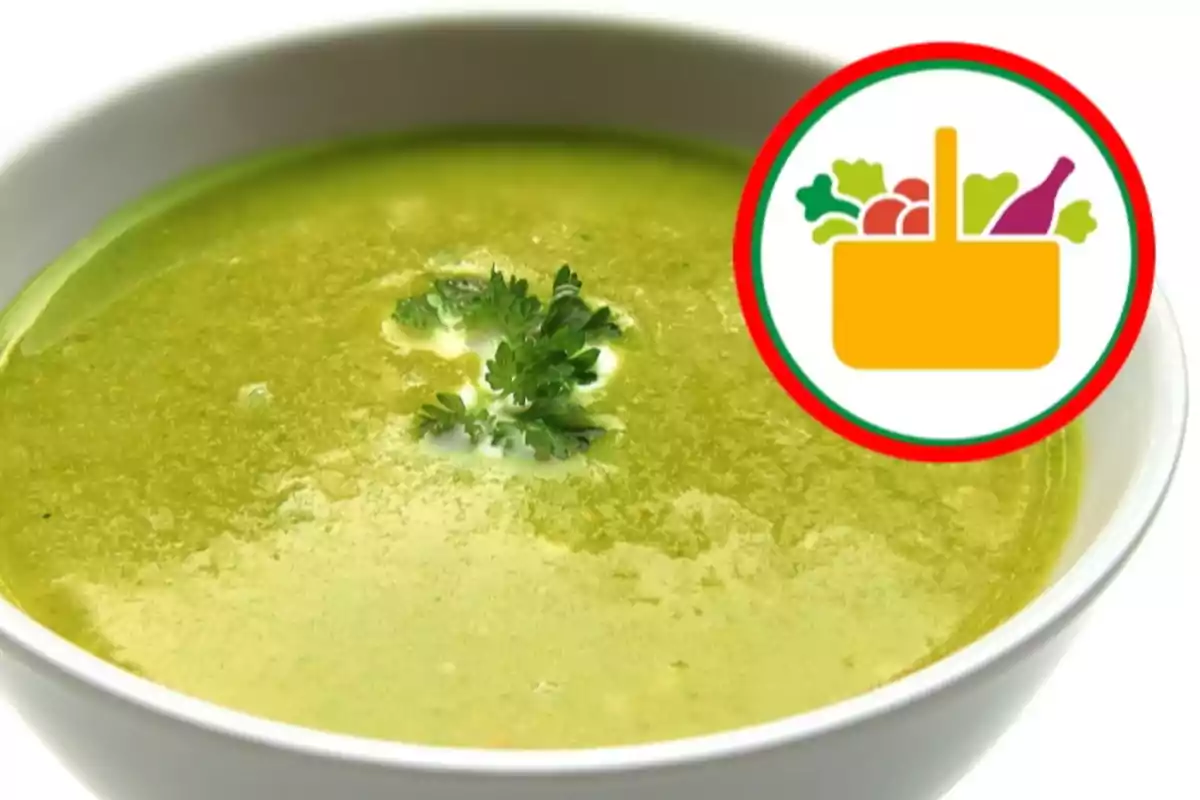 Sopa verde servida en un tazón blanco con un adorno de perejil y un icono de canasta de alimentos en la esquina superior derecha Sopa verde servida en un tazón blanco con un adorno de perejil y un icono de canasta de alimentos en la esquina superior derecha