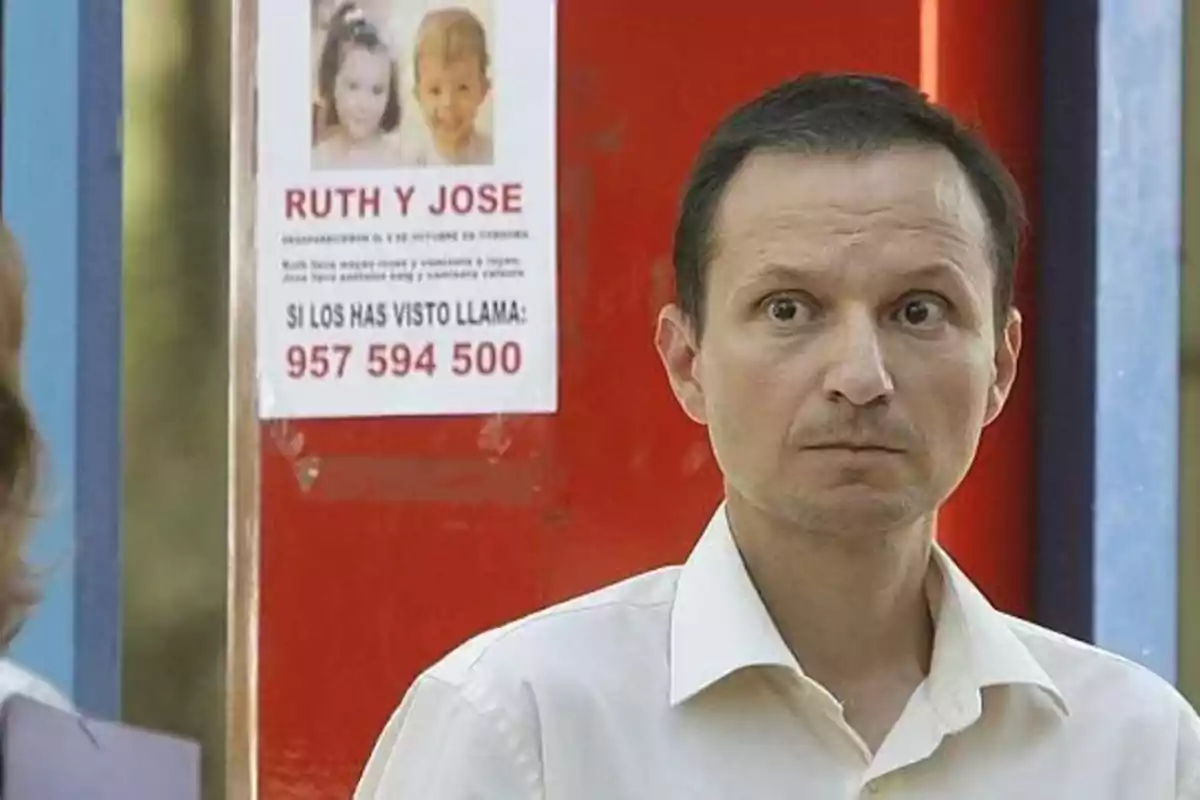 Un hombre de pie frente a un cartel de búsqueda de dos niños desaparecidos. Un hombre de pie frente a un cartel de búsqueda de dos niños desaparecidos.