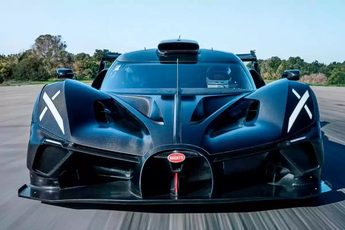 Un coche deportivo Bugatti negro visto desde el frente en una pista de carreras.