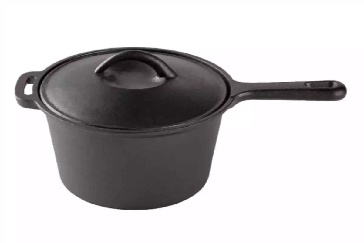 Olla de hierro fundido con tapa y mango largo sobre fondo blanco Olla de hierro fundido con tapa y mango largo sobre fondo blanco