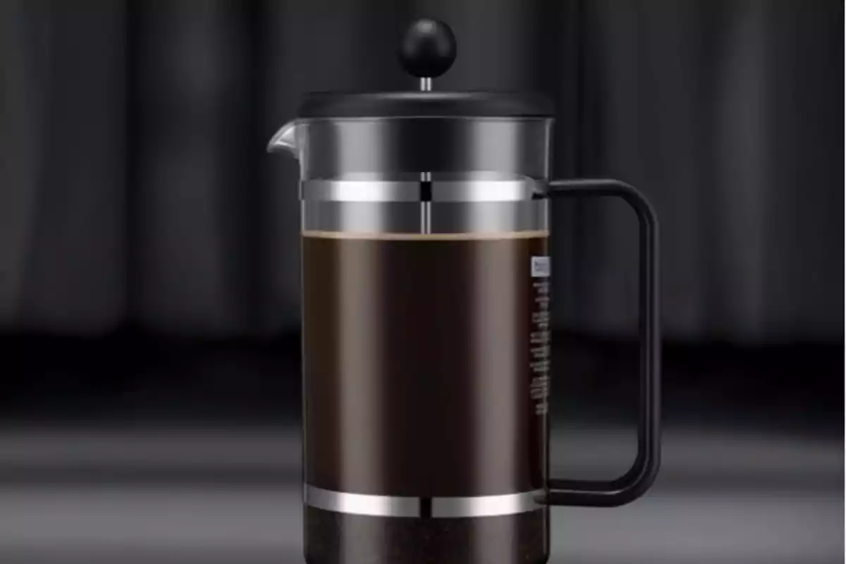 Una cafetera de prensa francesa con un diseño elegante y moderno, con un fondo oscuro. Una cafetera de prensa francesa con un diseño elegante y moderno, con un fondo oscuro.
