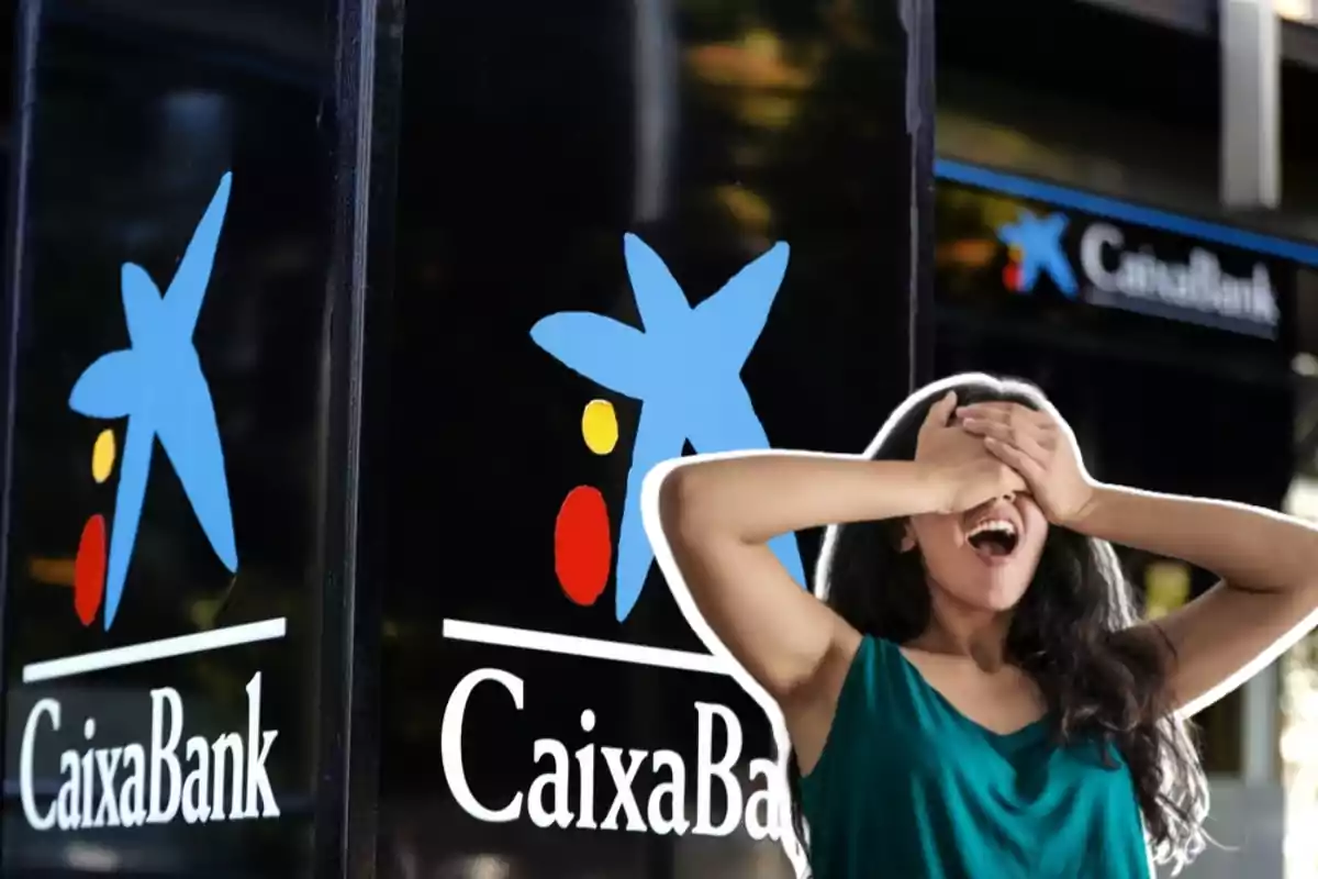 Una mujer con los ojos cubiertos y la boca abierta frente a un letrero de CaixaBank.