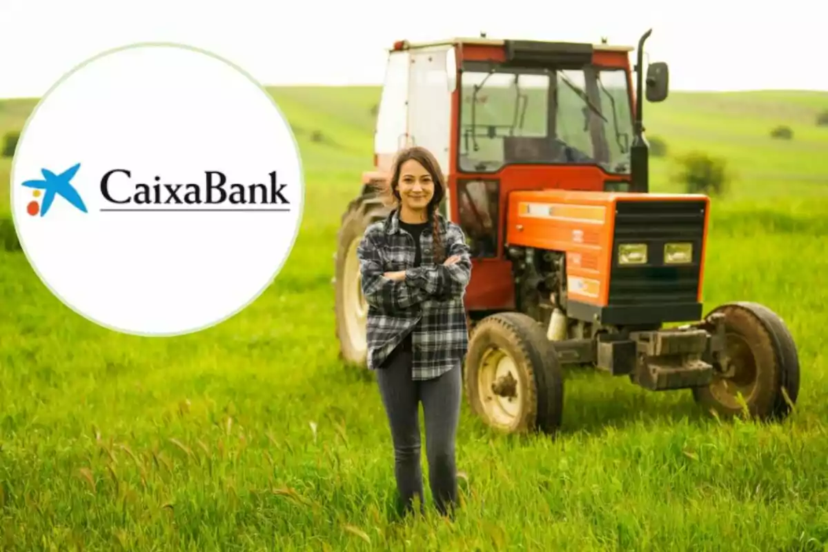 Una mujer sonriente de pie en un campo verde con un tractor rojo al fondo y el logotipo de CaixaBank en la esquina izquierda. Una mujer sonriente de pie en un campo verde con un tractor rojo al fondo y el logotipo de CaixaBank en la esquina izquierda.