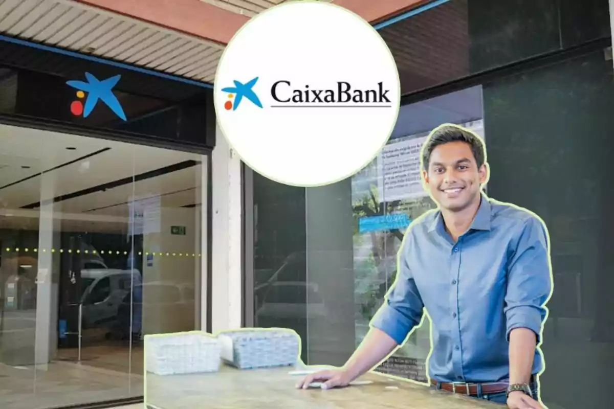 Un hombre sonriente con camisa azul está de pie frente a una sucursal de CaixaBank, con el logotipo del banco visible en la parte superior de la imagen.