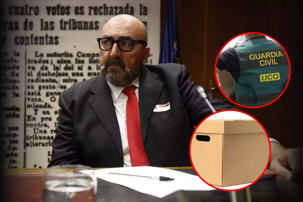 Un hombre con traje y corbata roja está sentado frente a un fondo de texto antiguo, con imágenes superpuestas de un agente de la Guardia Civil y una caja de cartón.