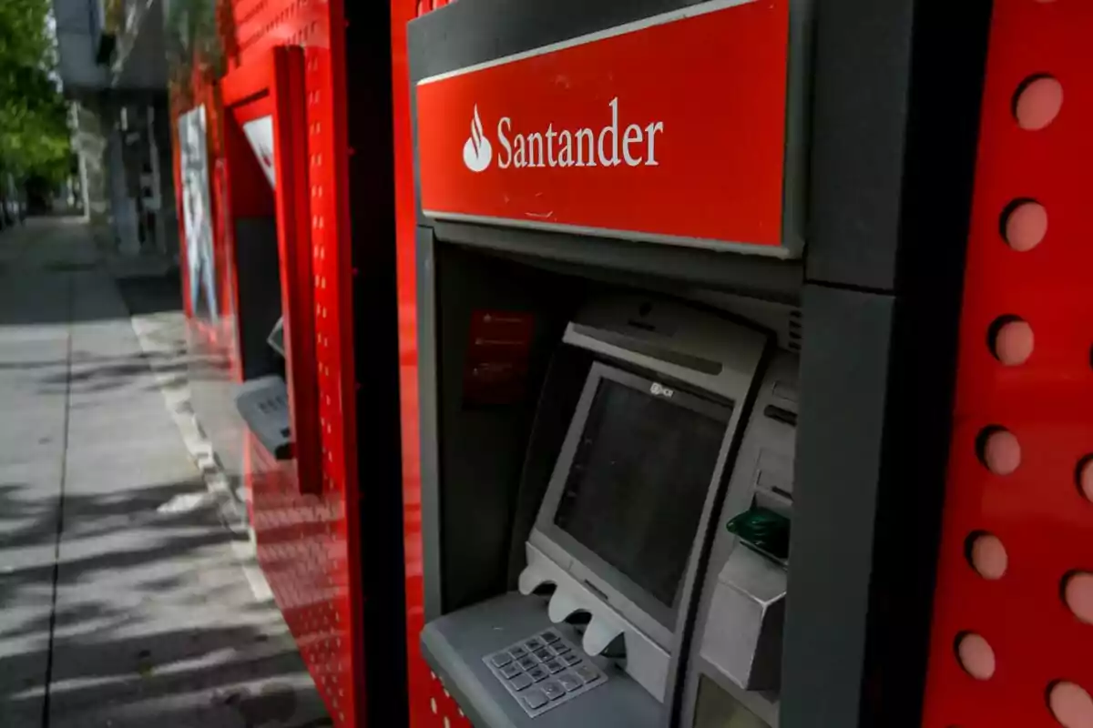 Imagen del exterior de un cajero de Banco Santander en la calle