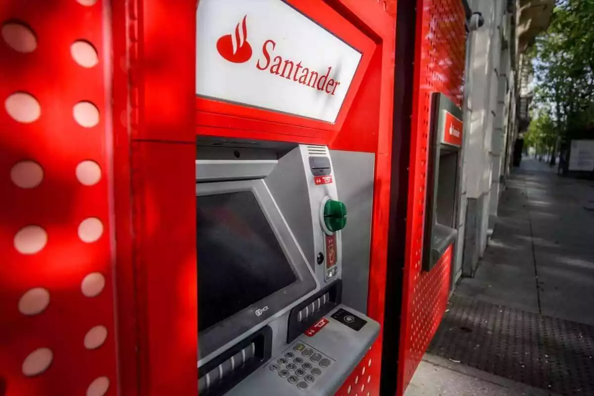 Primer plano de un cajero automático exterior del banco Santander Primer plano de un cajero automático exterior del banco Santander