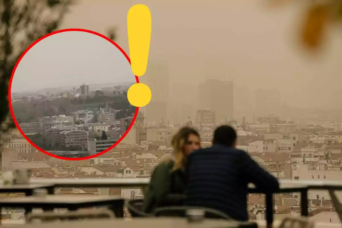 Una pareja sentada en una terraza observa una ciudad cubierta por una densa capa de polvo o contaminación, con un círculo rojo y un signo de exclamación amarillo destacando una parte del paisaje urbano. Una pareja sentada en una terraza observa una ciudad cubierta por una densa capa de polvo o contaminación, con un círculo rojo y un signo de exclamación amarillo destacando una parte del paisaje urbano.